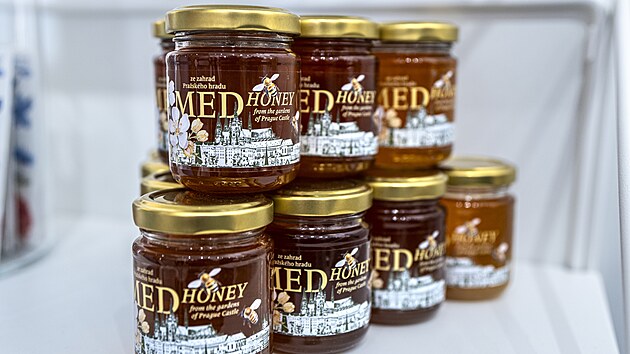 Součástí návštěvnické trasy Pražského hradu je nyní obchod, který nabízí produkty inspirované českou kulturou, tradicemi a historií. Tyto výrobky jsou navrženy českými designéry a umělci a vyráběny v České republice. (15. července 2026)