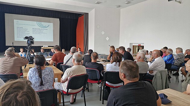 Veřejné projednání plánované stavby větrného parku, které se uskutečnilo v zaplněném sále v obci Rýžoviště. Místní obyvatelé a zástupci obcí zde s investorem debatovali o dopadech sedmi větrných elektráren na krajinný ráz Nízkého Jeseníku a stav místních silnic. (16. červenec 2026)