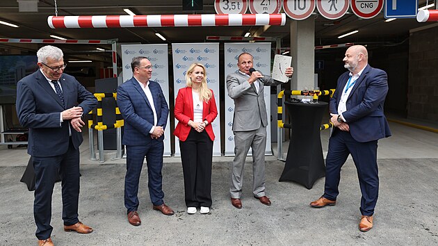 Fakultní nemocnice Ostrava zprovozňuje v areálu u ulice Dr. Slabihoudka nový čtyřpodlažní parkovací dům pro 600 vozidel, který díky přesunu zaměstnanců uvolní stovky parkovacích míst pro pacienty. (15. července 2026)