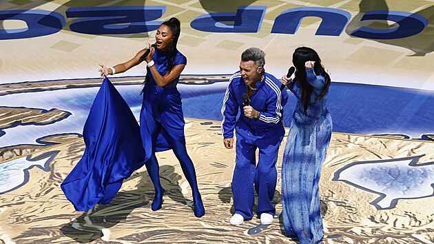 Nicole Scherzinger, Robbie Williams a Laura Pausini vystupuj&iacute; během z&aacute;věrečn&eacute;ho ceremoni&aacute;lu před fin&aacute;le MS ve fotbale.