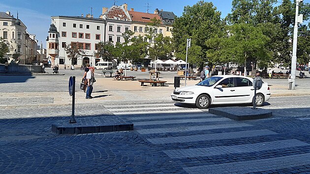 Průjezd zakázán – už neplatí. Řidiči v Jihlavě mohou mimořádně využít zkratku přes Masarykovo náměstí. Město k tomuto kroku přistoupilo pod tlakem dopravních kolon.