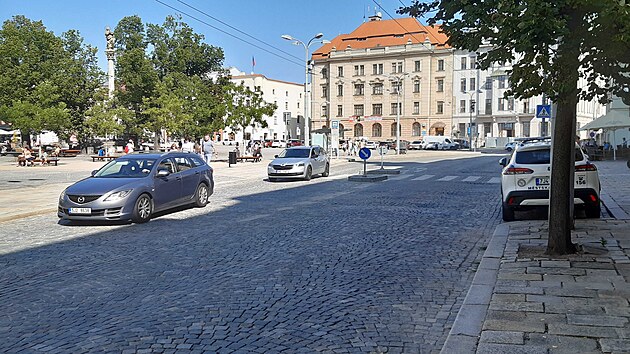 Jihlavské Masarykovo náměstí v pátek dopoledne. Kvůli kritické dopravní situaci v centru město dočasně otevřelo průjezd přes hlavní historické náměstí, aby ulevilo ucpaným objížďkám. Na dodržování zóny 30 dohlíží i hlídka městské policie (vpravo vzadu).