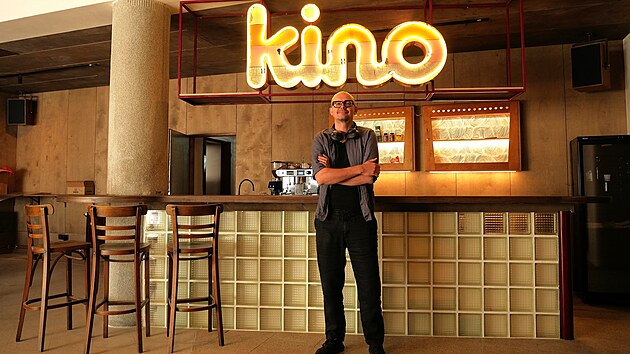 Kino a sousedn&iacute; Sad&iacute;lkovu vilu koupil Jan Hendrych (na sn&iacute;mku) od města před deseti lety. Od roku 2018 se věnuje jejich rekonstrukci.
