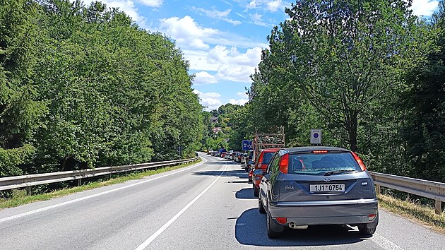 Kolony aut se v novoměstské Brněnské ulici tvoří před semafory v obou směrech. (10. července 2026)