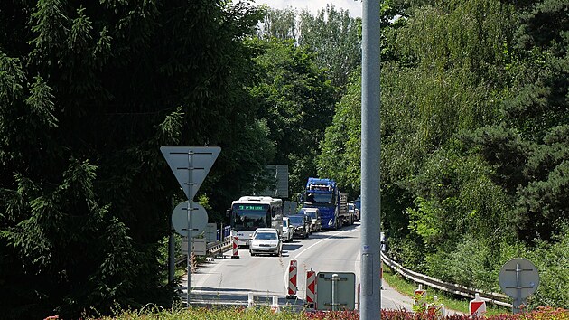 Kolony  aut se v novoměstsk&eacute; Brněnsk&eacute; ulici tvoř&iacute; před semafory v obou směrech. (10. července 2026)