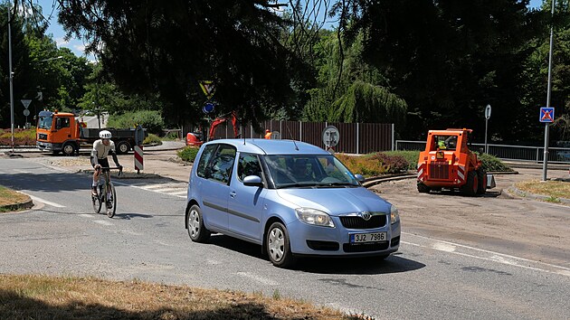 Na opravě devaten&aacute;ctky se nyn&iacute; pracuje jak př&iacute;mo v Nov&eacute;m Městě pobl&iacute;ž čerpac&iacute; stanice Orlen, tak o p&aacute;r kilometrů d&aacute;l, před vesnic&iacute; Ole&scaron;n&aacute;. (10. července 2026)