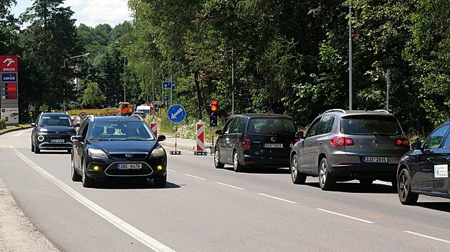 Na opravě devaten&aacute;ctky se nyn&iacute; pracuje jak př&iacute;mo v Nov&eacute;m Městě pobl&iacute;ž čerpac&iacute; stanice Orlen, tak o p&aacute;r kilometrů d&aacute;l, před vesnic&iacute; Ole&scaron;n&aacute;. (10. července 2026)
