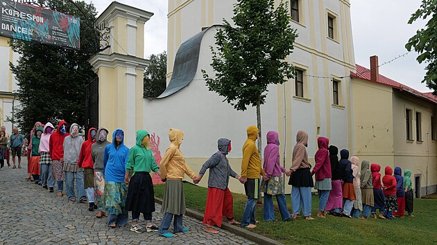Do d&iacute;la Insane francouzsk&eacute;ho choreografa Albana Richarda se zapojilo kolem třic&iacute;tky dobrovoln&iacute;ků z Vysočiny. Představen&iacute; symbolicky otevřelo nov&eacute; z&aacute;zem&iacute; pro umělce i veřejnost.