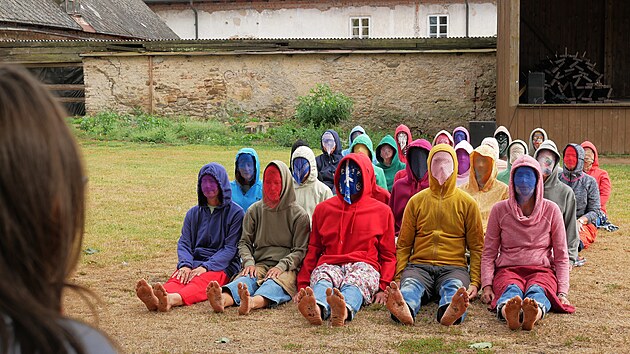 Do d&iacute;la Insane francouzsk&eacute;ho choreografa Albana Richarda se zapojilo kolem třic&iacute;tky dobrovoln&iacute;ků z Vysočiny. Představen&iacute; symbolicky otevřelo nov&eacute; z&aacute;zem&iacute; pro umělce i veřejnost.