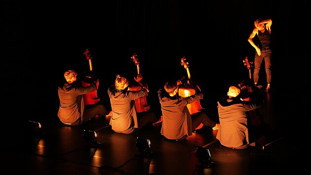 Podkrovn&iacute; Archa ožila mimo jin&eacute; vystoupen&iacute;m v pod&aacute;n&iacute; &Scaron;eiko dance company.