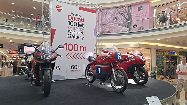 Upoutávka hned uprostřed obchodního centra Vaňkovka, vchod na výstavu ve Wannieck Gallery je jen pár desítek metrů odtud. Šest strojů, uprostřed Ducati 350 Wide Case, představující jednu z nejdůležitějších kapitol historie jednoválcových Ducati. Nová konstrukce motoru a rámu „Wide Case“, představená v roce 1968, přinesla vyšší pevnost i lepší jízdní vlastnosti a stala se základem všech velkých jednoválců značky až do poloviny 70. let.