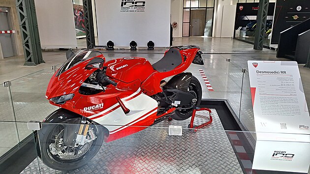 Hned u vstupu vítá návštěvníky jedinečná Ducati Desmosedici RR. Roku 2003 vstoupila Ducati do královské třídy MotoGP s prototypem Desmosedici GP. Před Velkou cenou Itálie byl v Mugellu roku 2006 představen homologovaný model Desmosedici RR, jako racing replica, který je téměř identický s motocyklem Ducati Corse Grand Prix Racing Desmosedici GP6. Šlo o omezenou sérii 1500 motocyklů, jejichž cena dnes převyšuje dva a půl milionu korun.