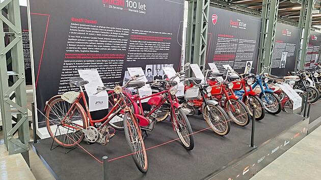 Tak to všechno začalo, lehkými mopedy Cucciolo. Nenápadný čtyřtaktní pomocný motor pro bicykly po válce doslova postavil Itálii na kola a odstartoval cestu Ducati ke sportovním legendám.