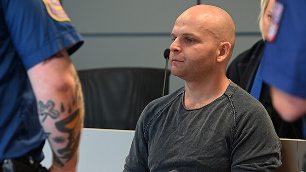 Před olomouck&yacute;m krajsk&yacute;m soudem v &uacute;ter&yacute; stanul Patrik Cigo&scaron;, kter&yacute; je obžalovan&yacute; z loňsk&eacute; vraždy sv&eacute; př&iacute;telkyně v M&iacute;rově na &Scaron;umpersku. Ženu podle vy&scaron;etřovatelů ubodal jen tři t&yacute;dny po sv&eacute;m podm&iacute;něn&eacute;m předčasn&eacute;m propu&scaron;těn&iacute; z tamn&iacute; věznice, kde si odpyk&aacute;val trest za t&eacute;měř totožn&yacute; zločin. (14. července 2026)