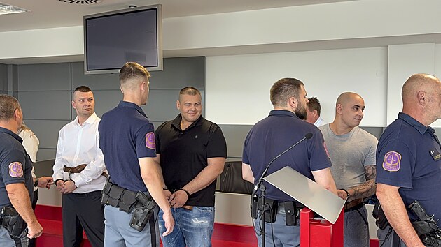 Před olomouckým krajským soudem stanulo šest obžalovaných kvůli nákupu a distribuci drog. (16. července 2026)