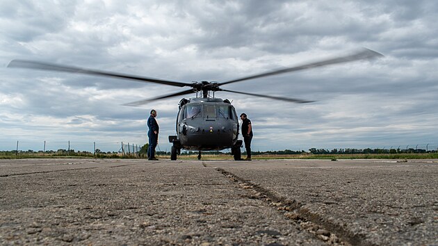 Český vrtulník Black Hawk v neděli ráno odstartoval z letiště v Hoříně na Mělnicku do Francie, kde posílí hašení rozsáhlých lesních požárů v okolí města Valence (12 července 2026)