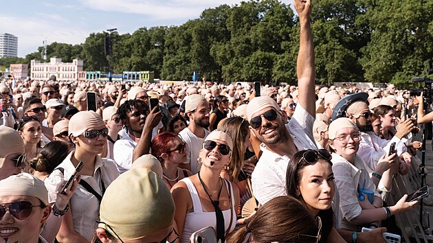 Fanoušci rappera Pitbulla vytvořili na koncertu v londýnském Hyde Parku nový rekord. V plešatých převlecích se jich sešlo 22 141 (10. července 2026)