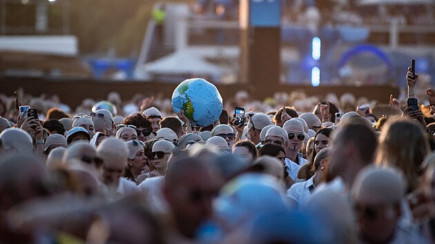 Fanoušci rappera Pitbulla vytvořili na koncertu v londýnském Hyde Parku nový rekord. V plešatých převlecích se jich sešlo 22 141 (10. července 2026)