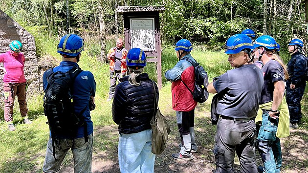 Jeskyň&aacute;ři na p&aacute;r dn&iacute; v roce odemykaj&iacute; unik&aacute;tn&iacute; fluoritov&yacute; důl pod Děč&iacute;nsk&yacute;m Sněžn&iacute;kem. Důl se nach&aacute;z&iacute; v prostor&aacute;ch fluoritov&yacute;ch jeskyn&iacute;. (9. července 2026)