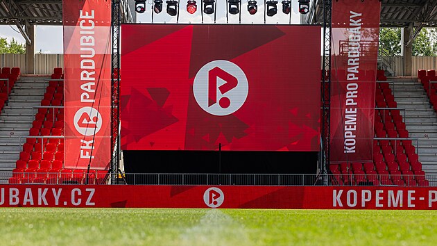 Nov&eacute; logo FK Pardubice.