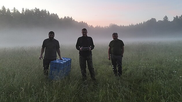 Srnčata se nejlépe vyhledávají brzy ráno, když je chladno, to na obrazovce termovize na dronu jasně svítí.