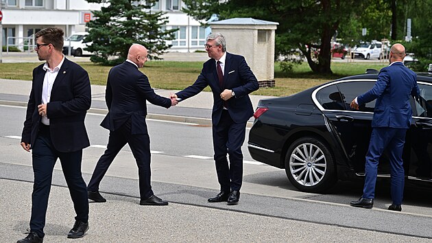 Generální ředitel ČEZ Daniel Beneš se před Temelínem vítá s ministrem průmyslu a obchodu Karlem Havlíčkem. (14. července 2026)