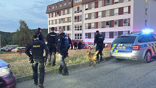 Policie a záchranná služba zasahují v Kunraticích na okraji Prahy. (16. července 2026)