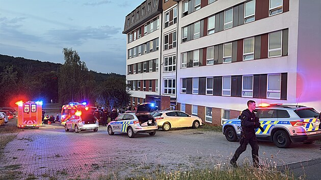 Policie a záchranná služba zasahují v Kunraticích na okraji Prahy. (16. července 2026)