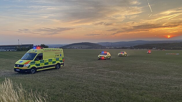 Mlad&yacute; paraglidista se zř&iacute;til na okraji Plzně a nyn&iacute; je v kritick&eacute;m stavu. (13. července 2026)