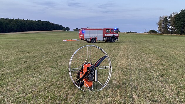 Mlad&yacute; paraglidista se zř&iacute;til na okraji Plzně a nyn&iacute; je v kritick&eacute;m stavu. (13. července 2026)