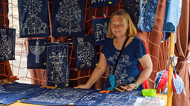 Eva Le&scaron;tinov&aacute; z Vysok&eacute;ho nad Jizerou na festivalu představila ručně kreslen&yacute; modrotisk. (18. července 2026)