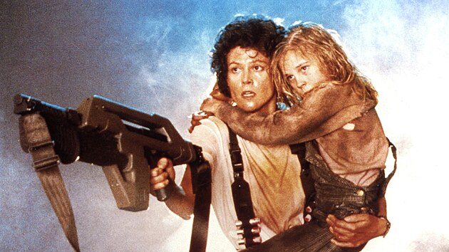 Sigourney Weaverová a Carrie Hennová ve filmu Vetřelci (1986)