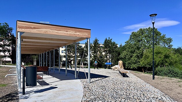 Souč&aacute;st&iacute; revitalizace parč&iacute;ku byla i nov&aacute; v&yacute;sadba stromů, keřů, trvalek i tis&iacute;ců cibulovin, kter&eacute; budou během roku postupně dotv&aacute;řet podobu tohoto m&iacute;sta.