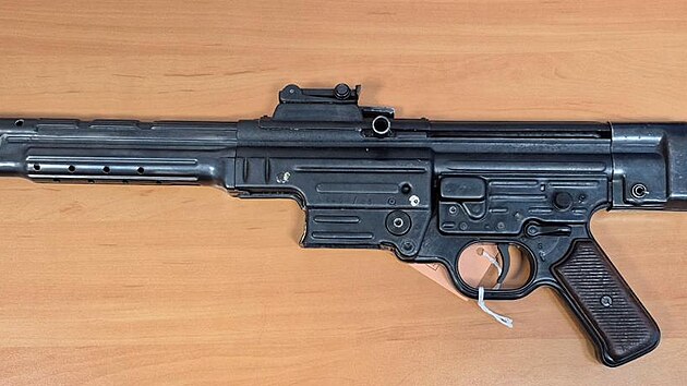 Útočná puška SG 44 (Sturmgewehr) odevzdaná v Karlovarském kraji