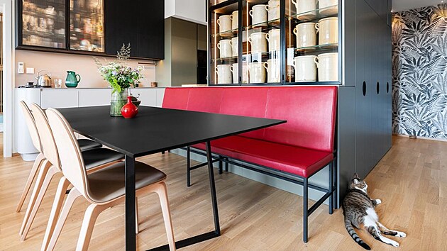 Stůl s deskou z kompaktního laminátu doplňují židle od značky Ondarreta, jejichž design harmonicky zapadá do celkového konceptu interiéru.