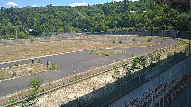 Na motolsk&eacute;m z&aacute;vodi&scaron;ti už chrti dlouho neběhaj&iacute;, př&iacute;&scaron;t&iacute; rok je vystř&iacute;daj&iacute; mlad&iacute; atleti. (13. července 2026) 