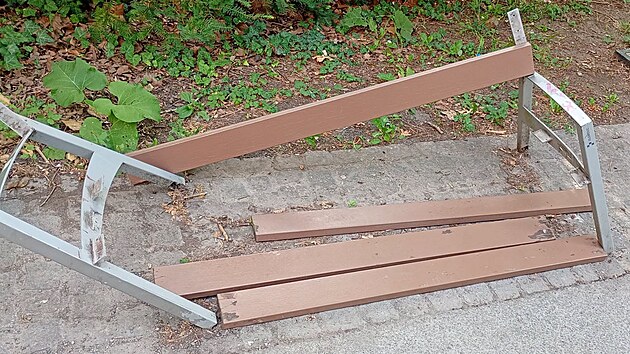 Nezn&aacute;m&iacute; vandalov&eacute; v olomouck&eacute;m parku poničili nebo i zcela zdemolovali osm laviček.