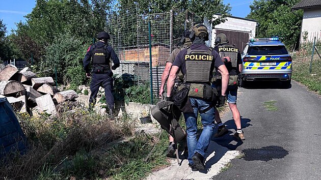 K dramatické situaci došlo v úterý ráno ve Hvozdné na Zlínsku. Policejní jednotky zasahovaly proti muži, který se zabarikádoval v domě a ohrožoval okolí. (14. července 2026)