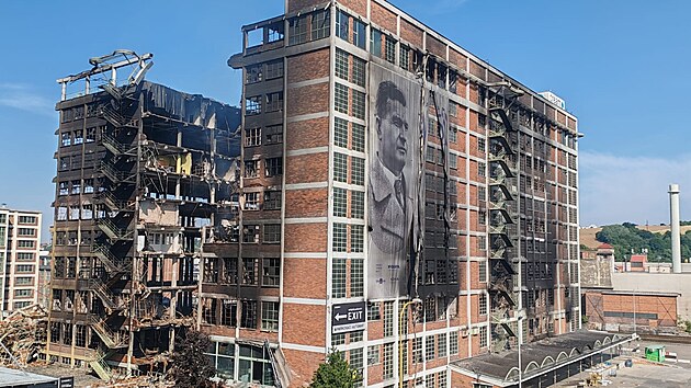 Pohled na trosky skladu obuvi, který byl zničen požárem, z protější budovy 23. (14. červenec 2026)