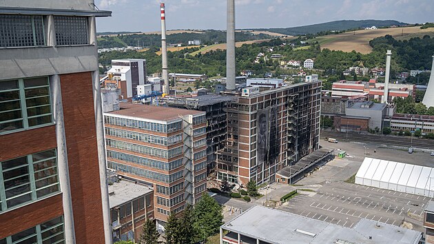 Šestým dnem pracují hasiči na likvidaci požáru skladové budovy ve Zlíně. Torzo místy stále ještě doutná. (14. červenec 2026)