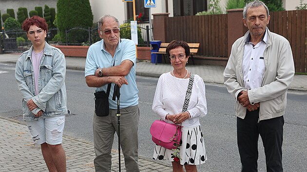 Na slavnostním aktu se sešla Vlaďka Vykouřilová s bratranci Dušanem Bohdálkem (vedle Vlaďky Vykouřilové vlevo) a Tomášem Larišem (vpravo), pravnukem Františky a vnukem její dcery Anny Larišové. (16. července 2026)