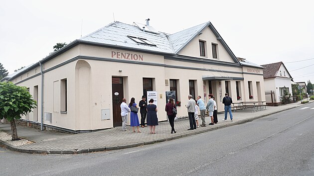 Kámen zmizelých Františky Silbersteinové je uložený před Obecním domem v Mokrých Lazcích na Opavsku. Vedle něj jsou také kameny její sestry Marie a dcery Anny. (16. července 2026)