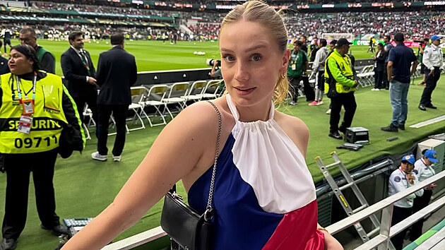 Na stadionu v Mexiku fandila Anička v česk&yacute;ch n&aacute;rodn&iacute;ch barv&aacute;ch. (červenec 2026)
