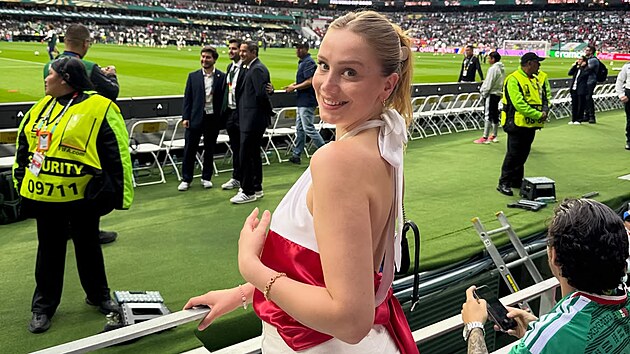 Anna Kadeř&aacute;vkov&aacute; vyrazila do Mexika za fotbalem. (2026)