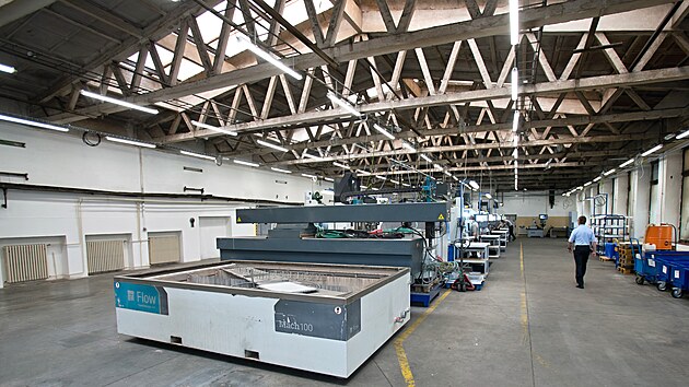 Výrobní hala firmy Workpress Aviation v areálu věznice Bory v Plzni. Vězni pracují s CNC obráběcími stroji. (17. července 2026)