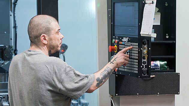 Výrobní hala firmy Workpress Aviation v areálu věznice Bory v Plzni. Vězni pracují s CNC obráběcími stroji. (17. července 2026)