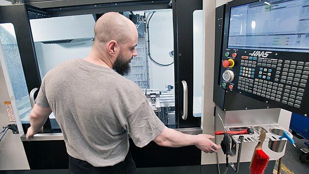 Výrobní hala firmy Workpress Aviation v areálu věznice Bory v Plzni. Vězni pracují s CNC obráběcími stroji. (17. července 2026)