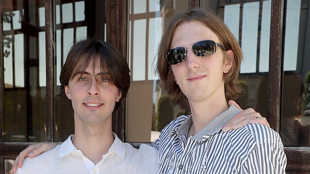 Jonathan Raven Ocasek a jeho bratr Oliver Orion Ocasek v Karlov&yacute;ch Varech (9. července 2026)