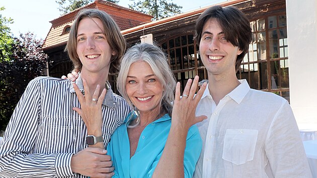 Pavl&iacute;na Poř&iacute;zkov&aacute; a jej&iacute; synov&eacute; Oliver Orion a Jonathan Raven Ocaskovi v Karlov&yacute;ch Varech (9. července 2026)