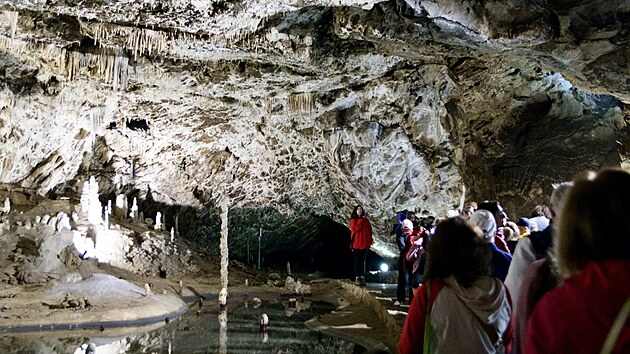 Rozsáhlý podzemní systém Punkevních jeskyní vázaný na ponornou říčku zahrnuje suché i vodní chodby, dómy, propasti a malé vodní plochy (na snímku Zrcadlové jezírko). Délka zpřístupněné trasy je zhruba 1 250 metrů včetně plavby na lodičkách.